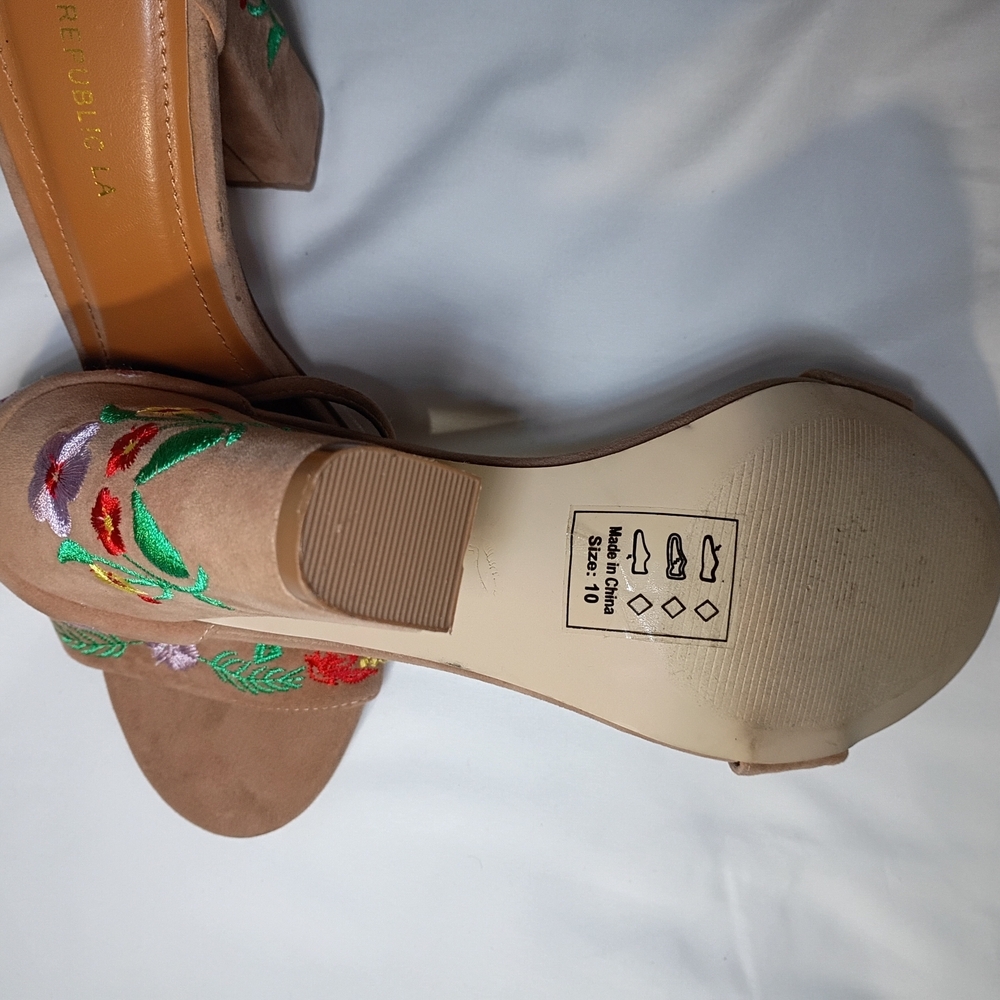 Elegant Floral Embroidered Heels in Tan - Picture 12 of 12